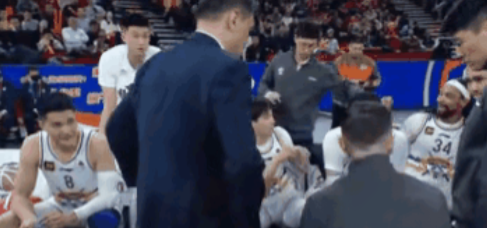 梅西场边指挥情绪激动，拜仁队员怒摔水瓶！的简单介绍