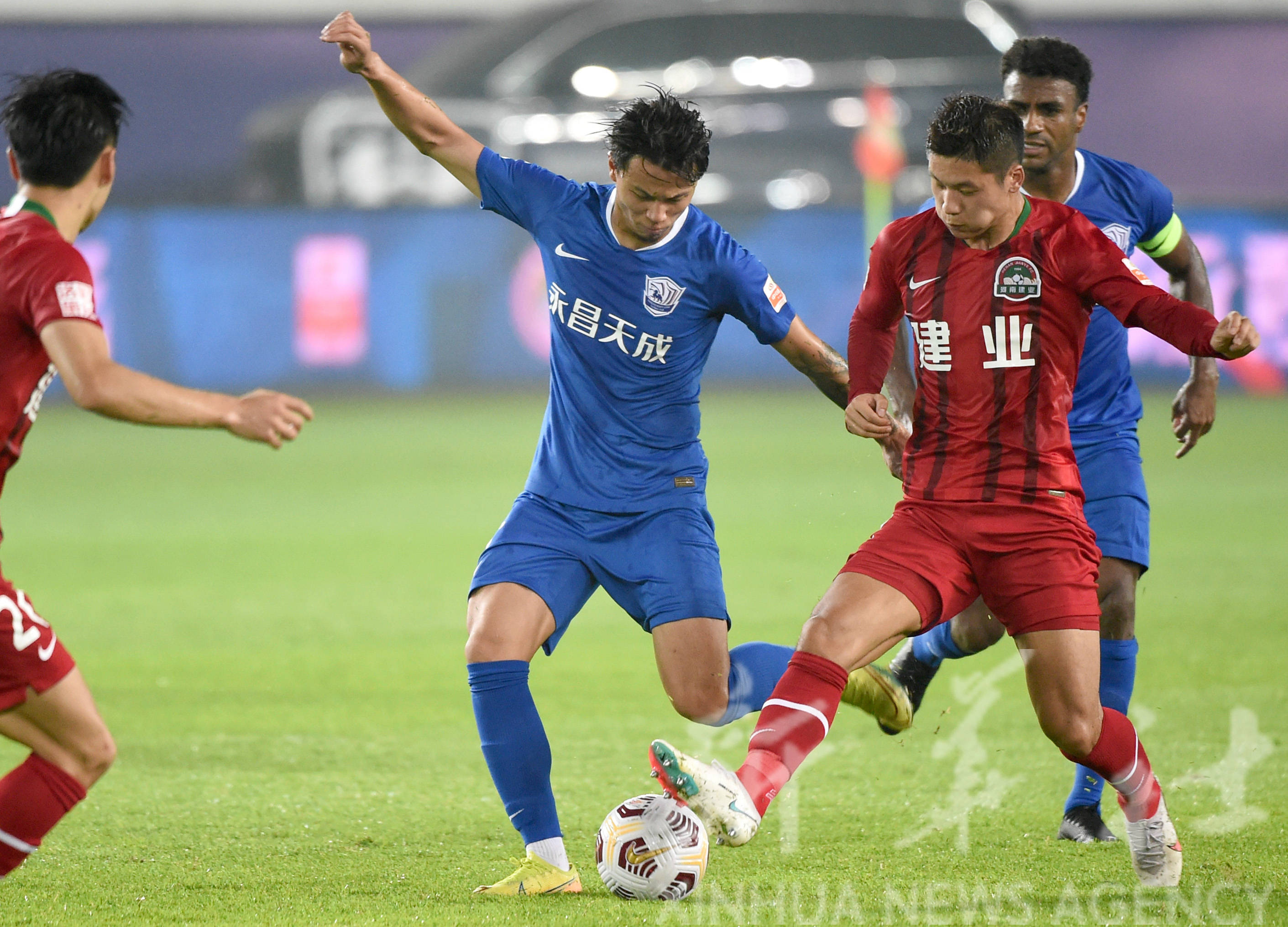 出色表现!球员们在场上尽展球技实力的句子